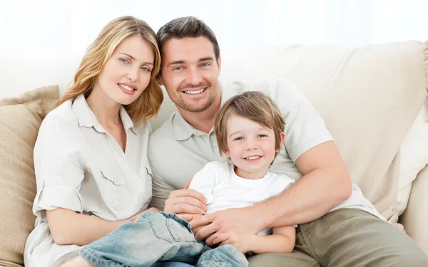 Šťastná rodina na své pohovce — Stock fotografie