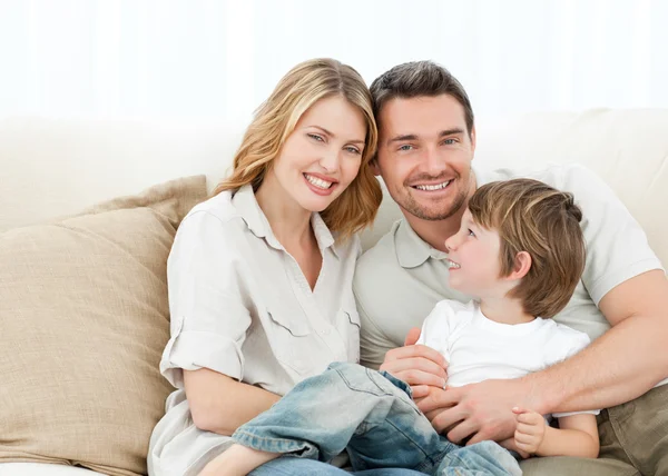 Familia feliz en su sofá — Foto de Stock