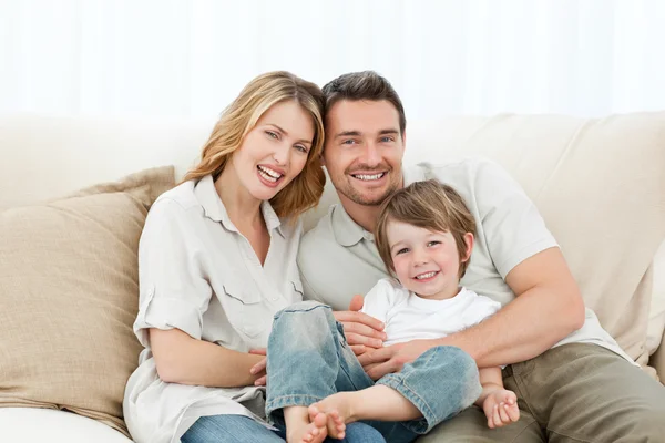 Família feliz em seu sofá — Fotografia de Stock