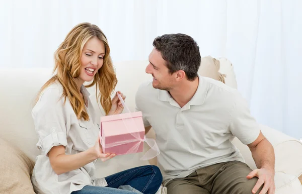 Мужчина предлагает подарок своей жене — стоковое фото