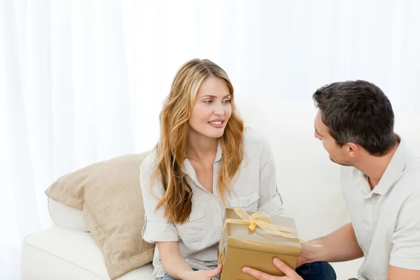 Чоловік пропонує подарунок своїй дружині — стокове фото