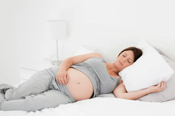 Gravid kvinna på hennes säng — Stockfoto