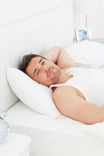 彼のベッドで目を覚ます前にリラックスした男 — ストック写真