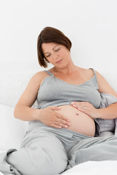 Zwangere vrouw haar buik knuffelen — Stockfoto