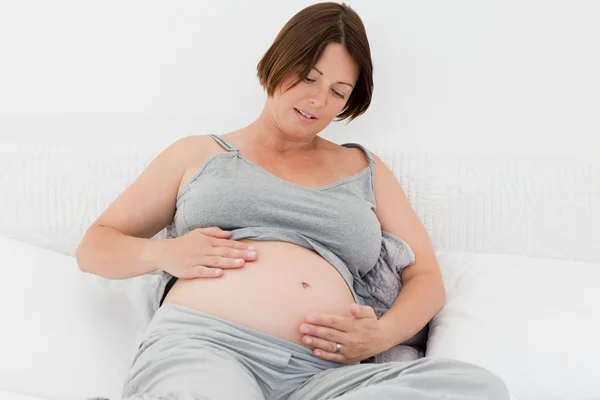 Έγκυος γυναίκα αγκαλιά την κοιλιά — Φωτογραφία Αρχείου