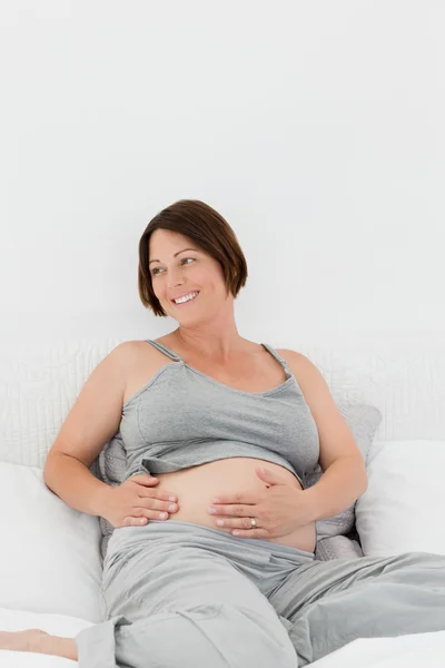 孕妇抱她的肚子里 — 图库照片