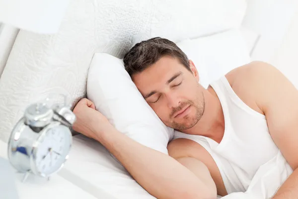 Спокойный человек в своей постели, прежде чем проснуться — стоковое фото