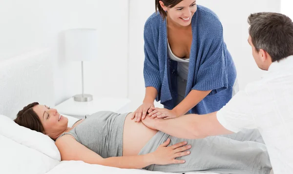 Pregnant woman with her husband and a nurse — Stock Photo, Image