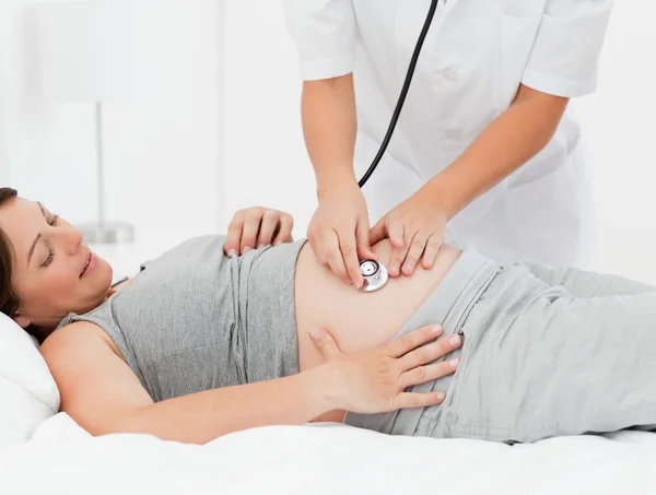 妊娠中の女性看護師と — ストック写真