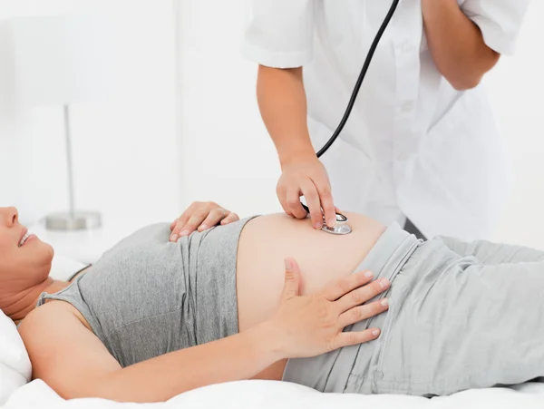 Zwangere vrouw met een verpleegster — Stockfoto