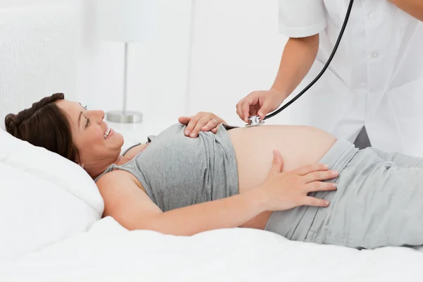 Donna incinta con un'infermiera — Foto Stock
