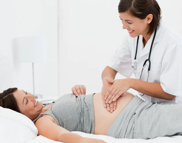 Беременная женщина с медсестрой — стоковое фото