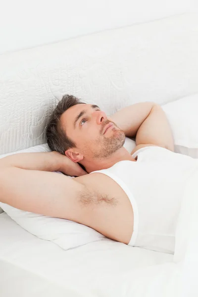 Un homme détendu dans son lit avant de se réveiller — Photo