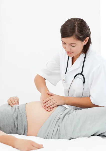 Femme enceinte avec une infirmière — Photo