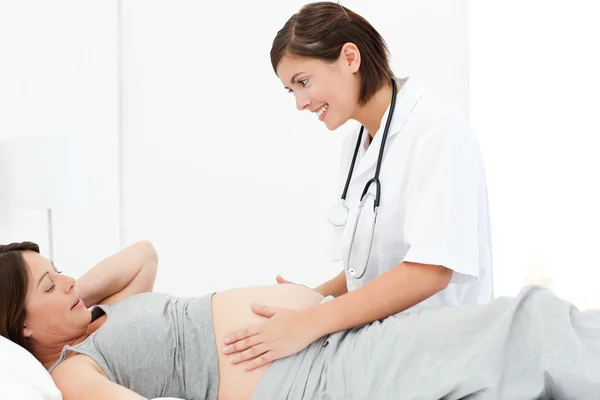 Έγκυος γυναίκα με μια νοσοκόμα — Φωτογραφία Αρχείου