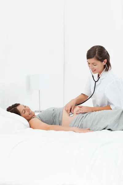 Těhotná žena se zdravotní sestrou — Stock fotografie