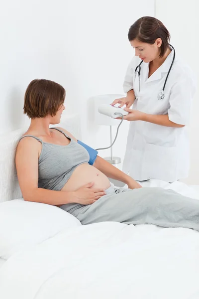 Schwangere mit einer Krankenschwester — Stockfoto