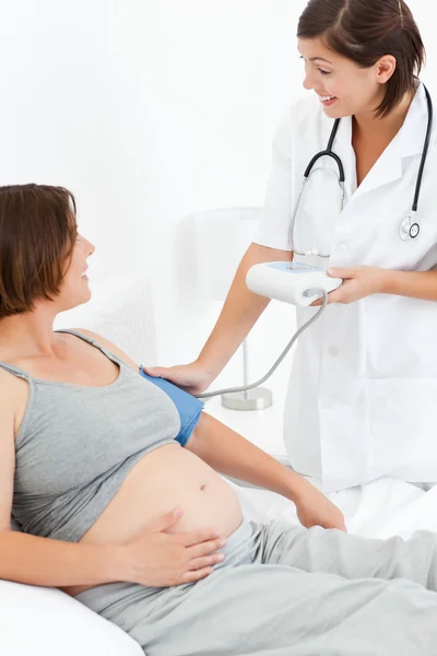 Беременная женщина с медсестрой — стоковое фото