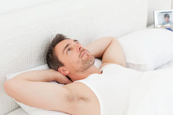 Ein entspannter Mann in seinem Bett vor dem Aufwachen — Stockfoto