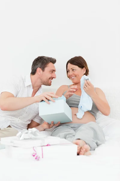 Vrouw het aanbieden van een geschenk aan haar vrouw — Stockfoto