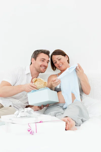 Woman offering a gift to her wife — Stock Photo, Image