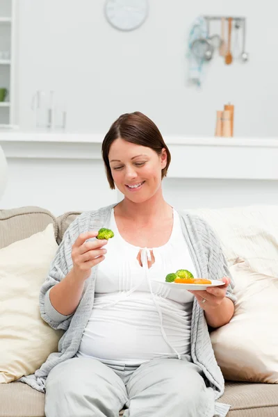 野菜を食べる妊娠中の女性 — ストック写真