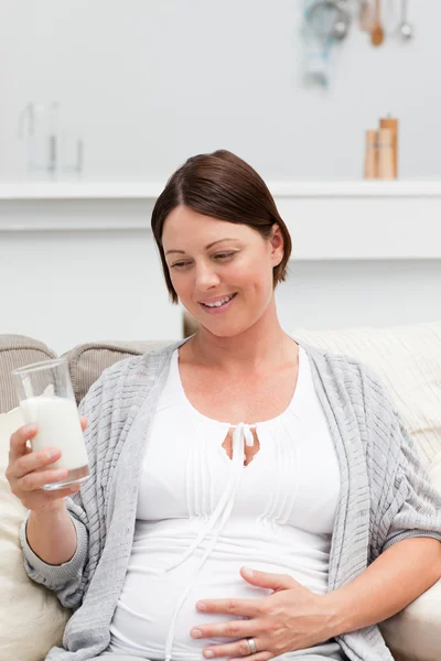 Terhes nő tejet iszik — Stock Fotó
