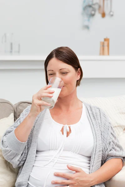 Těhotná žena pije mléko — Stock fotografie