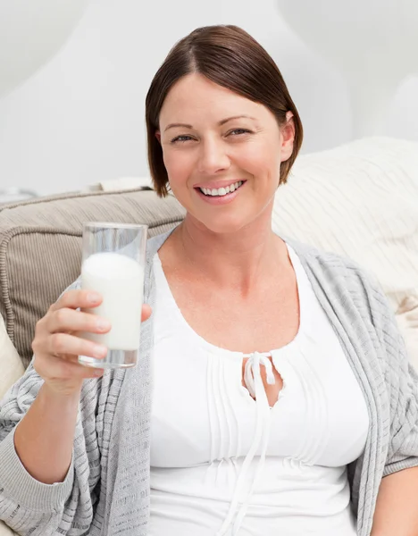Wanita hamil minum susu — Stok Foto