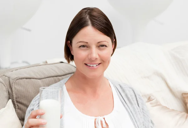 Hamile kadın süt içiyor. — Stok fotoğraf