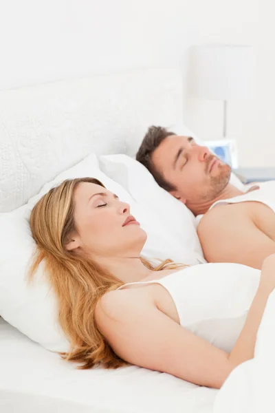 Glückliches Paar im Bett — Stockfoto