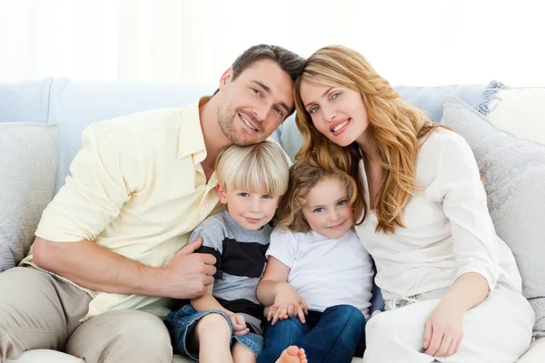 Ładny rodziny w ich kanapie — Zdjęcie stockowe