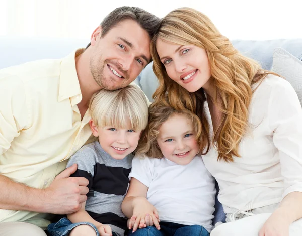 Sevimli aile içinde onların kanepe — Stok fotoğraf