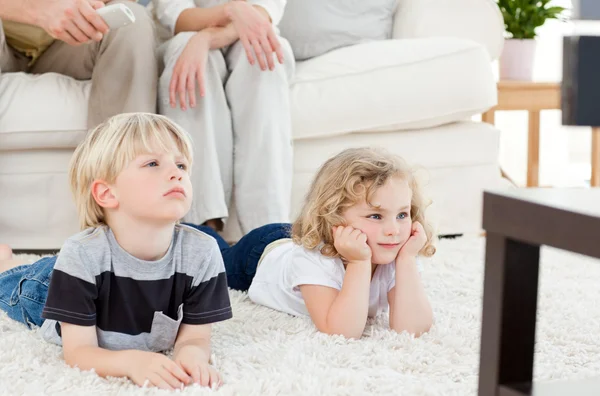 Adorável família assistindo tv — Fotografia de Stock