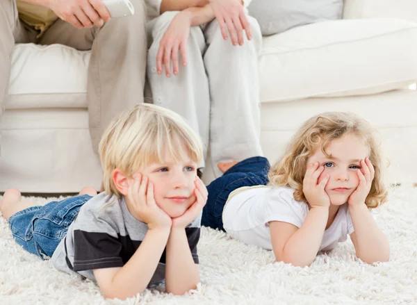 Прекрасная семья смотрит телевизор — стоковое фото