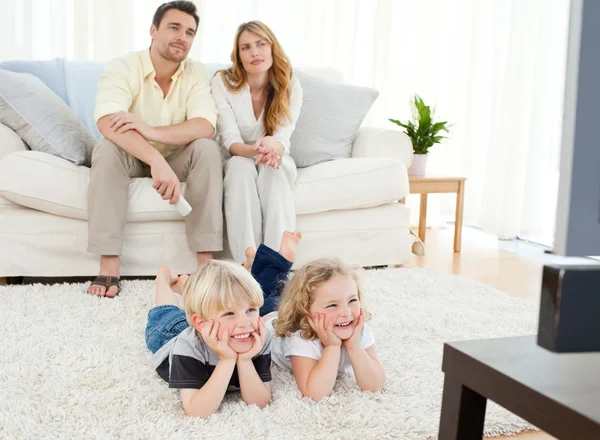 Liebenswerte Familie vor dem Fernseher — Stockfoto