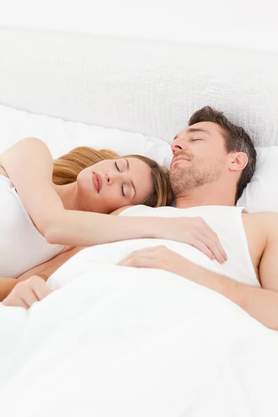 Счастливая пара спит вместе — стоковое фото