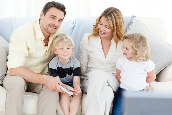 Прекрасная семья смотрит телевизор — стоковое фото