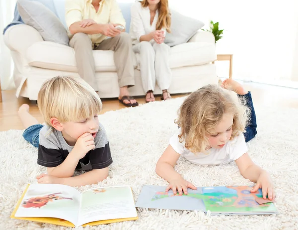 Childrens lezen van boeken — Stockfoto