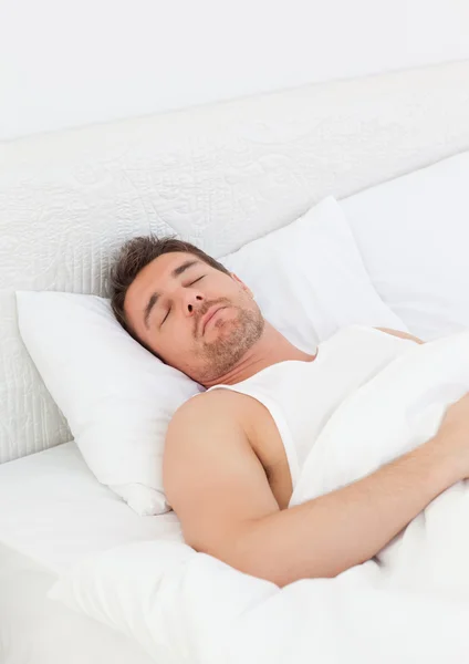 Мужчина в своей постели, прежде чем проснуться — стоковое фото