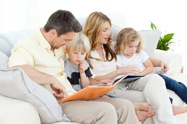 家族、ソファで本を読んで — ストック写真