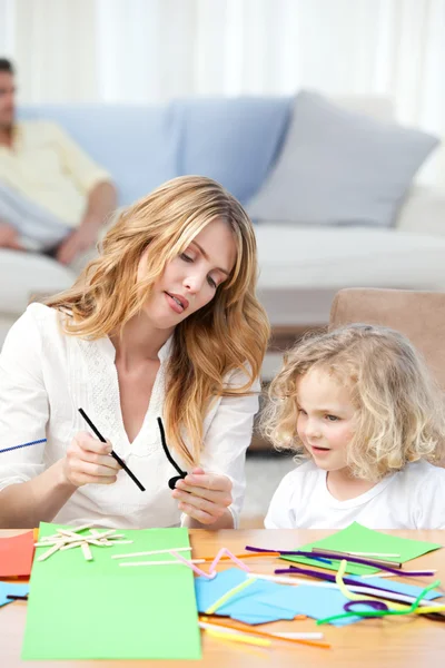 Mujer y su hija cortando papel — Foto de Stock