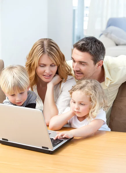 Rodina při pohledu na jejich laptop — Stock fotografie
