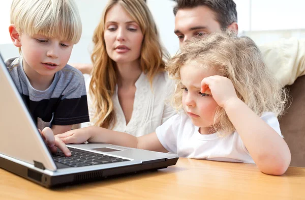 Семья смотрит на свой ноутбук — стоковое фото