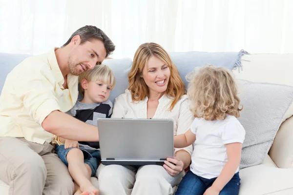Família olhando para seu laptop — Fotografia de Stock