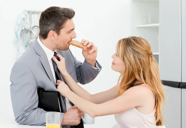 Женщина регулирует галстук своего мужа — стоковое фото