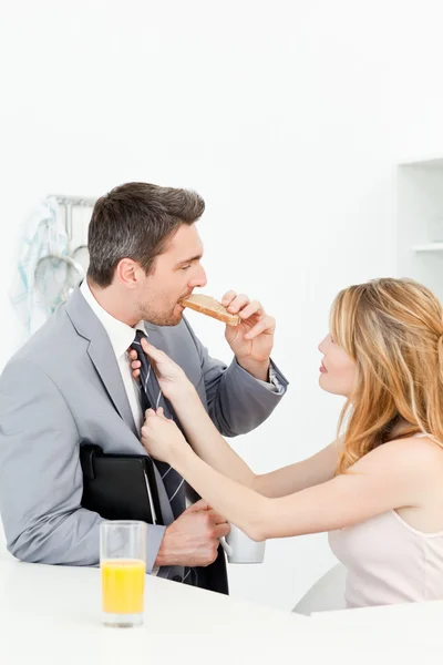 Женщина регулирует галстук своего мужа — стоковое фото