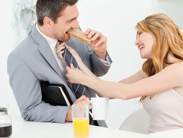 Kadın kocasının kravat ayarlama — Stok fotoğraf