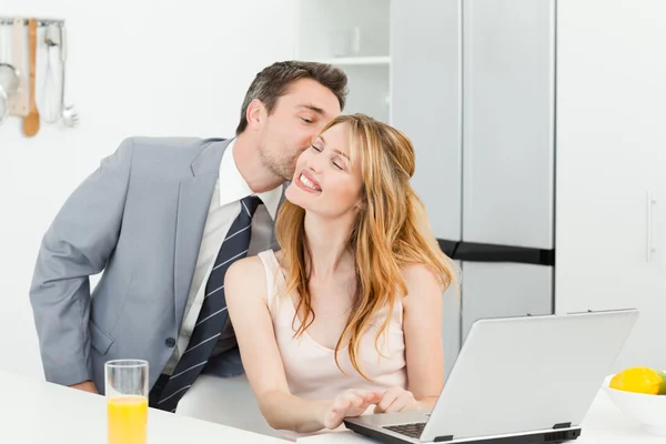 Businessman kissing her girlfriend — Stock Photo, Image