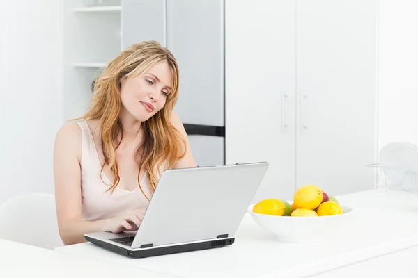 Kvinde arbejder på sin bærbare computer - Stock-foto